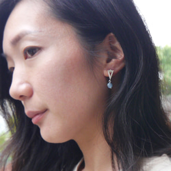 Triangle earrings with engraving patterns and Aquamarine 第2張的照片