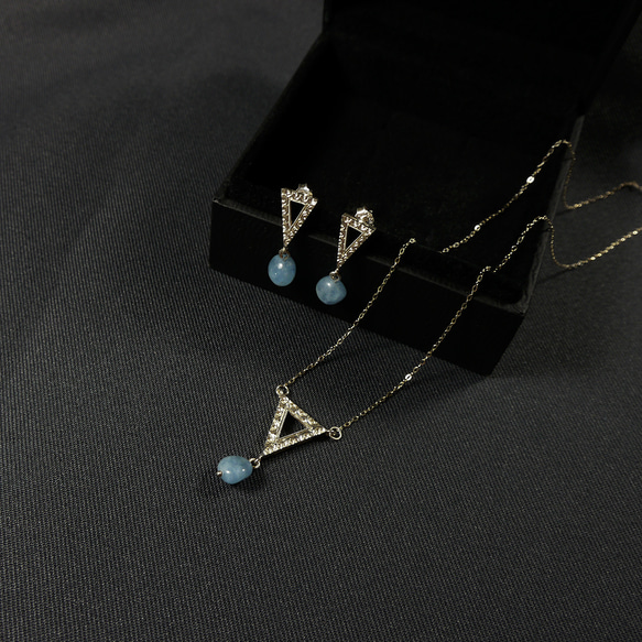 Triangle earrings with engraving patterns and Aquamarine 第5張的照片