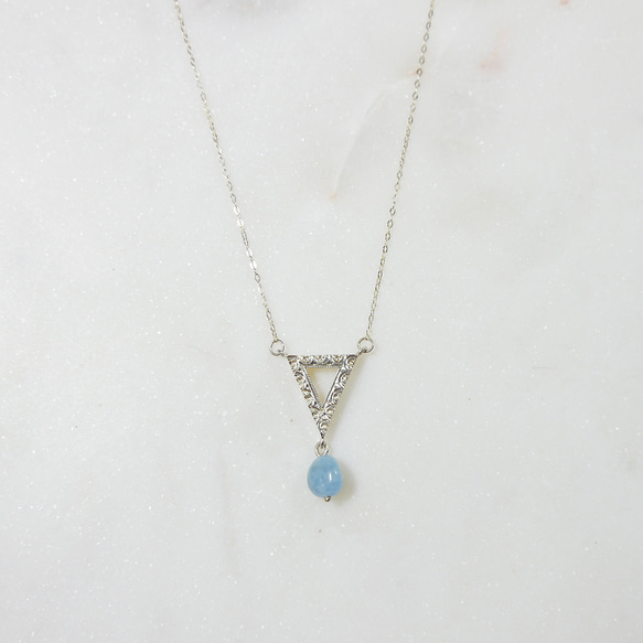 Triangle necklace with engraving patterns and Aquamarine 第1張的照片