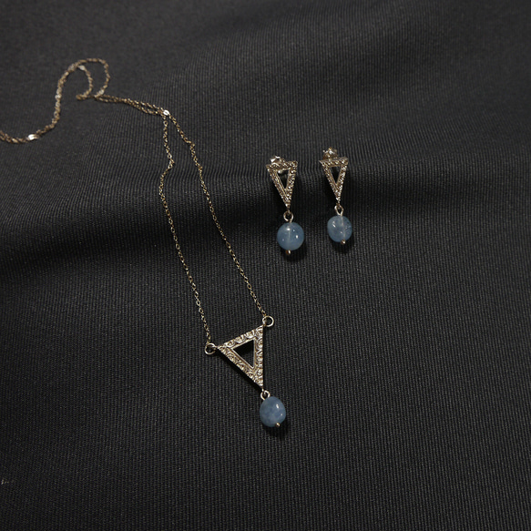 Triangle necklace with engraving patterns and Aquamarine 第4張的照片
