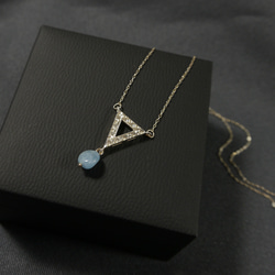 Triangle necklace with engraving patterns and Aquamarine 第2張的照片