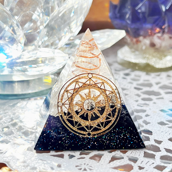 ピラミッド型 宇宙オルゴナイト 魔法陣 ファンタジー 星 月 太陽 ラピスラズリ＆アメジスト 2枚目の画像
