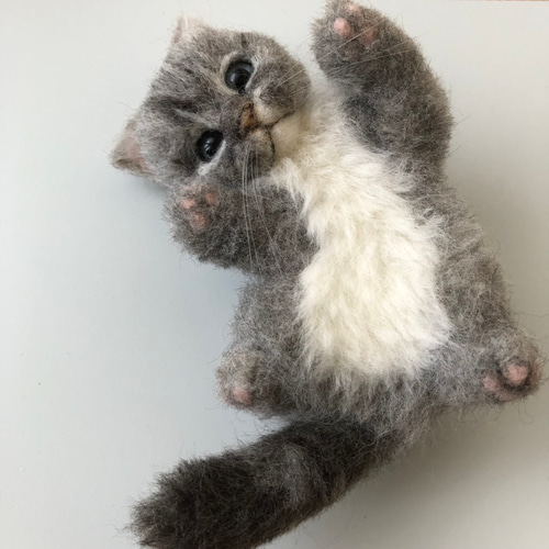 羊毛フェルト 猫 サバトラ へそ天 羊毛フェルト にじいろ 羊毛フェルト