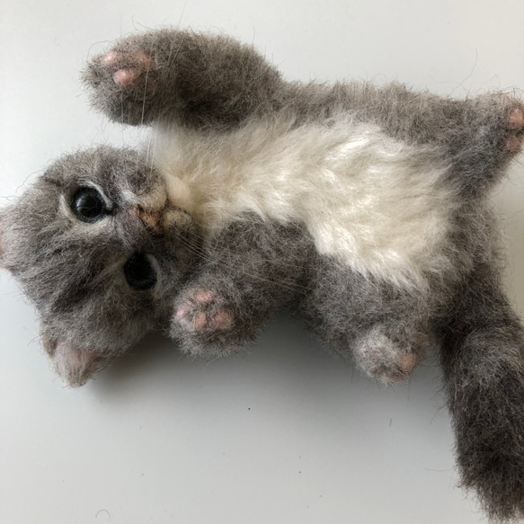 羊毛フェルト 猫 スフィンクス座りのサバトラ猫ちゃん
