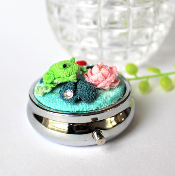 カエルくんと蓮の花、金魚さんのピルケース。つまみ細工 その他ケース