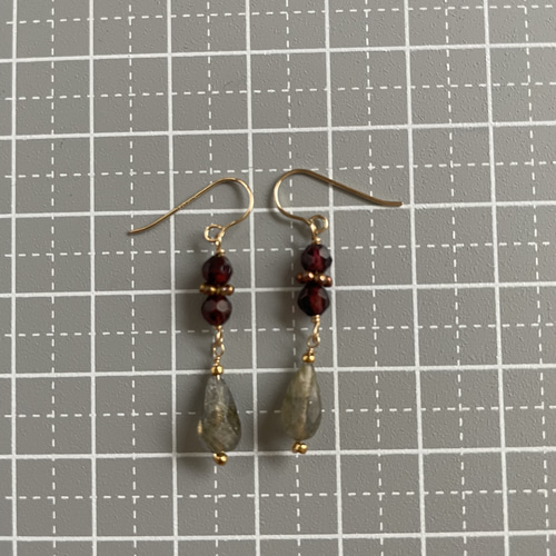 14kgf ガーネットとラブラドライトのピアス 天然石