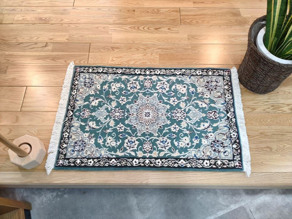 ペルシャ絨毯　ナイン産　マット　グリーン　80×50cm　手織り絨毯　 1枚目の画像