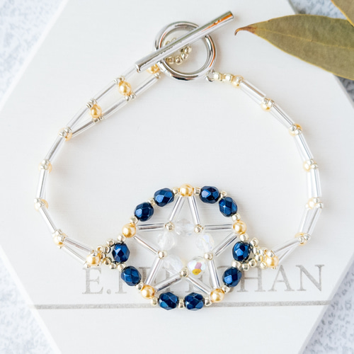 大きめ☆華やかで涼しげなビーズステッチ星ブレスレット