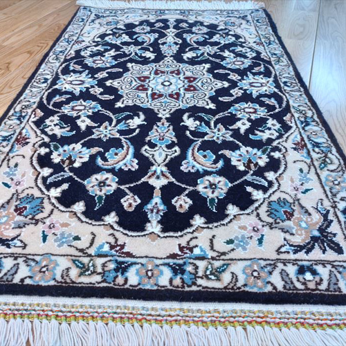 ペルシャ絨毯 ナイン産 マット ブルー（ネイビー） 83×52cm オアシス柄