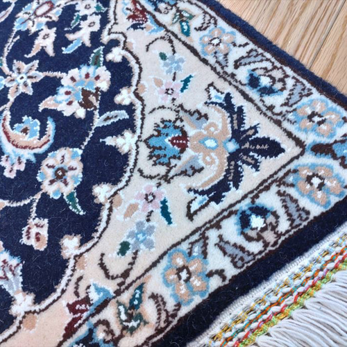 ペルシャ絨毯 ナイン産 マット ブルー（ネイビー） 83×52cm オアシス柄