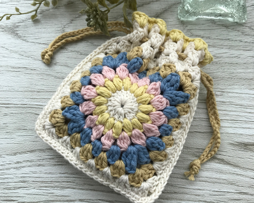 巾着　　1 ハンドメイド ハンドメイド】かぎ針編みグラニースクエア巾着 2個セットの通販 by