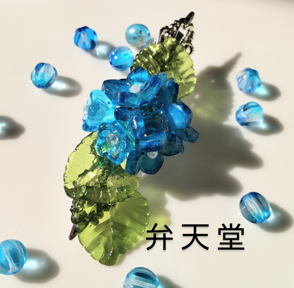 【弁天堂】[カプリブルーの紫陽花のヘアークリップ」（ヘアクリップ）素材違いの立体紫陽花髪飾りショートヘアにも 1枚目の画像