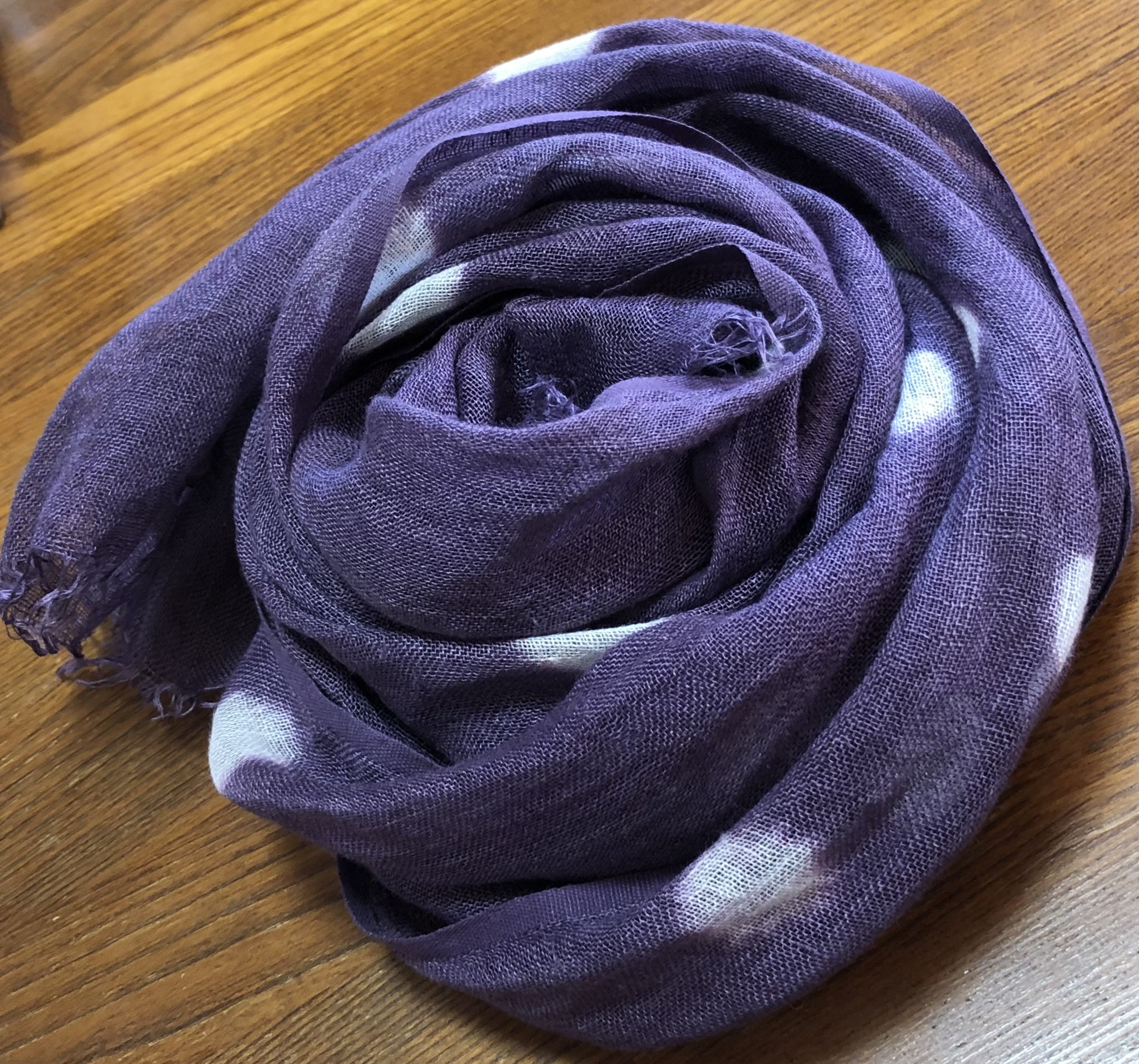 SALE「送料サービス」草木染めリネンストール・葡萄色、ほたる絞り