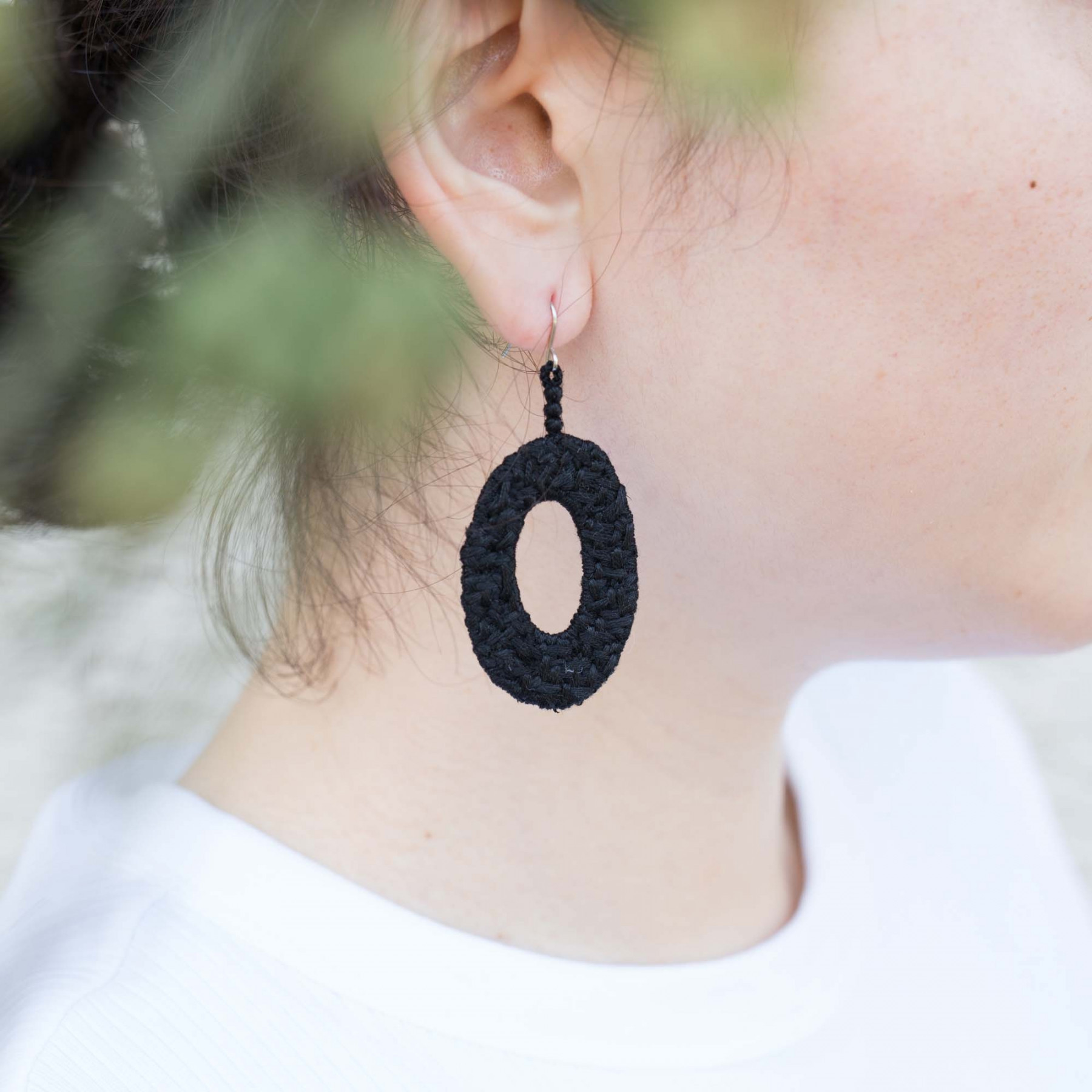 【糸のピアス】オーバルピアス　イヤリング　刺繍　シルク　金属アレルギー　軽い　ゆれる　シンプル　ナチュラル 4,565円