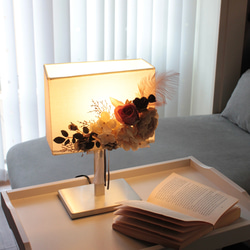 フレンチシャビー造花デコレーションテーブルランプ 2枚目の画像