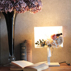 フレンチシャビー造花デコレーションテーブルランプ 4枚目の画像