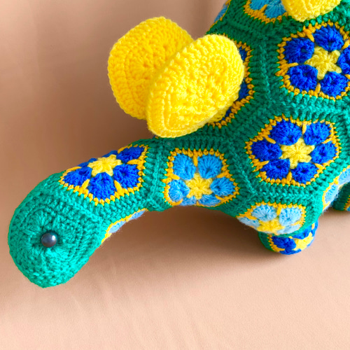 編みぐるみ ステゴサウルス ◇アフリカンフラワーモチーフ