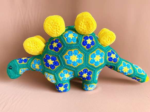 編みぐるみ ステゴサウルス ◇アフリカンフラワーモチーフ