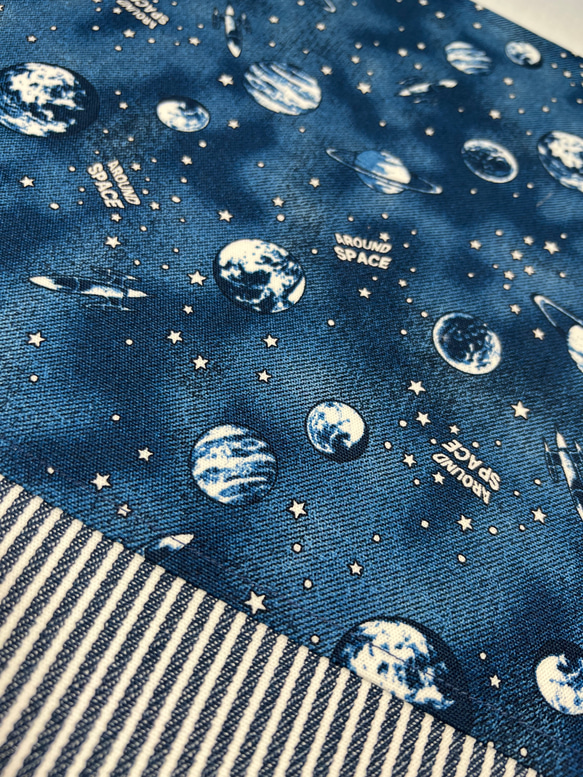 2点セット　40㎝×60㎝小学生向けランチョンマットと給食袋（AROUND SPACE 濃い青）ネームタグ付き 5枚目の画像