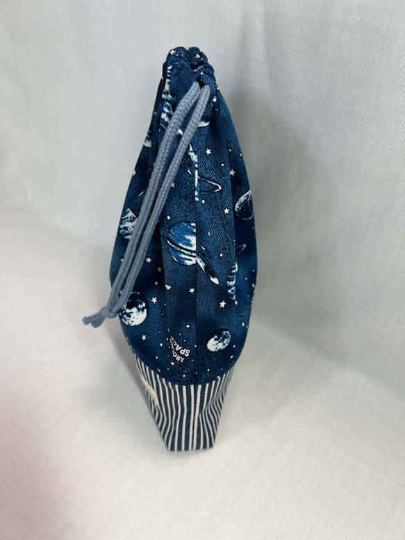 2点セット　40㎝×60㎝小学生向けランチョンマットと給食袋（AROUND SPACE 濃い青）ネームタグ付き 7枚目の画像