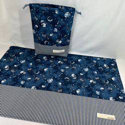 2点セット　40㎝×60㎝小学生向けランチョンマットと給食袋（AROUND SPACE 濃い青）ネームタグ付き 2枚目の画像
