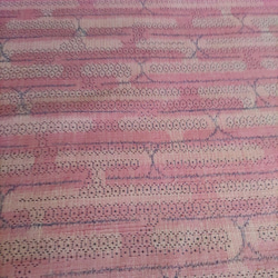 【正絹　洗い済】渋いピンクの縞に丸と十字柄の紬地　はぎれ　約38×50ｃｍ　和布　古布 1枚目の画像