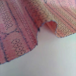 【正絹　洗い済】渋いピンクの縞に丸と十字柄の紬地　はぎれ　約38×50ｃｍ　和布　古布 4枚目の画像