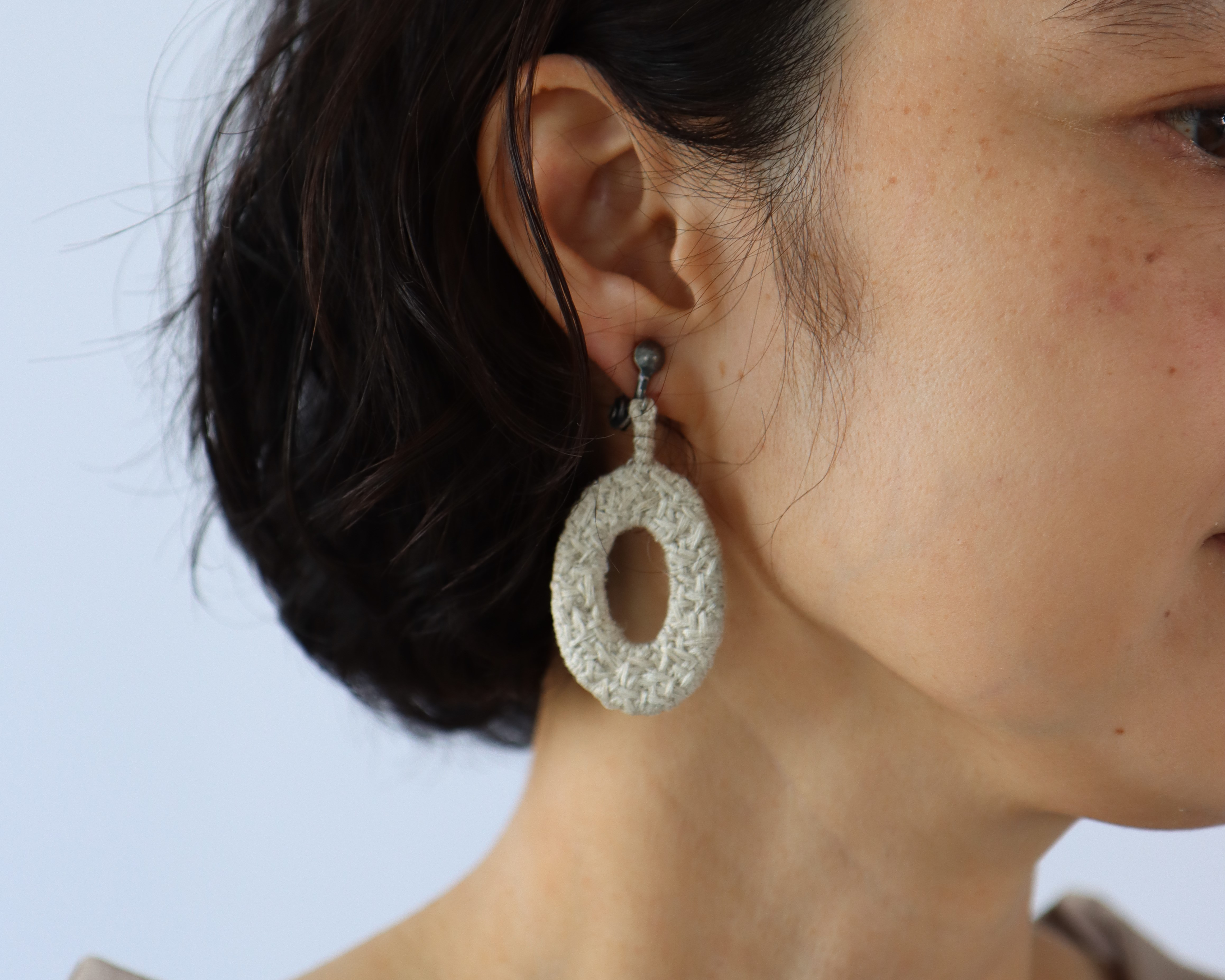 【糸のピアス】オーバルピアス　イヤリング　刺繍　シルク　金属アレルギー　軽い　ゆれる　シンプル　ナチュラル