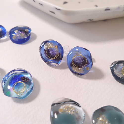 気まぐれおはじき小粒カボションピアス/イヤリング 宇宙と銀河の