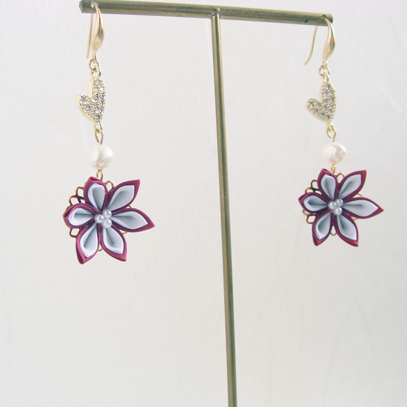 Earrings with zirconia heart and flowers tied with freshwate 第3張的照片