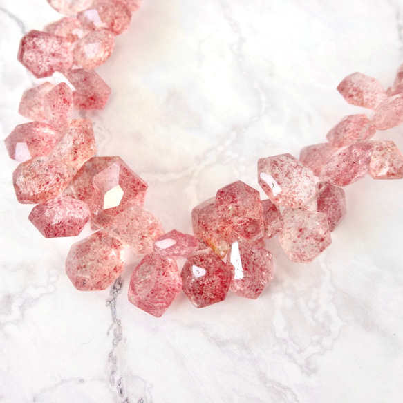 セール！　桜ピンク　小さなストロベリークォーツの14kgfピアス　天然石　透明　クリア　ピンク　水晶　金属アレルギー対応 11枚目の画像