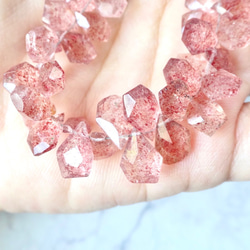 セール！　桜ピンク　小さなストロベリークォーツの14kgfピアス　天然石　透明　クリア　ピンク　水晶　金属アレルギー対応 8枚目の画像