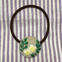 野の花刺繍ヘアゴム／ブローチ　ノイバラ 2枚目の画像