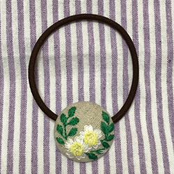 野の花刺繍ヘアゴム／ブローチ　ノイバラ 1枚目の画像
