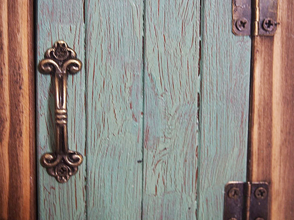 【コンセントカバー】扉付きスイッチ＆コンセントカバーボックス　Cタイプ　緑ひび割れ塗装扉 4枚目の画像