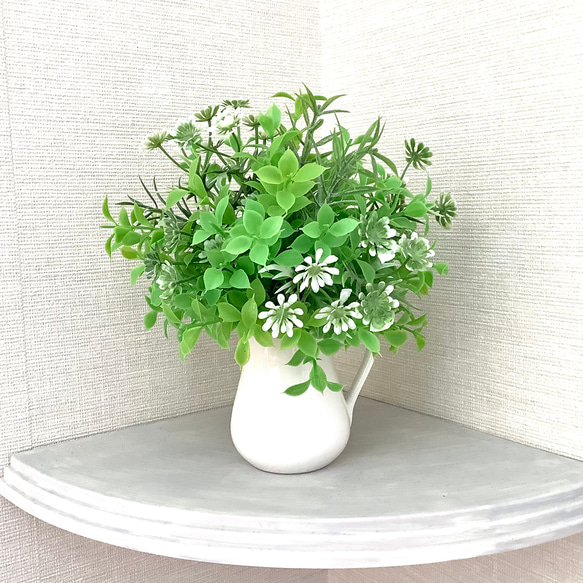 白い陶器のミルクポットのグリーンアレンジ◇白い縁取り小花◇フェイク
