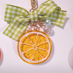 召しませ♡ジューシーオレンジキーホルダー　甘酸っぱい柑橘フルーツ　果物　爽やかビタミンカラー　レジンアクセサリー 3枚目の画像