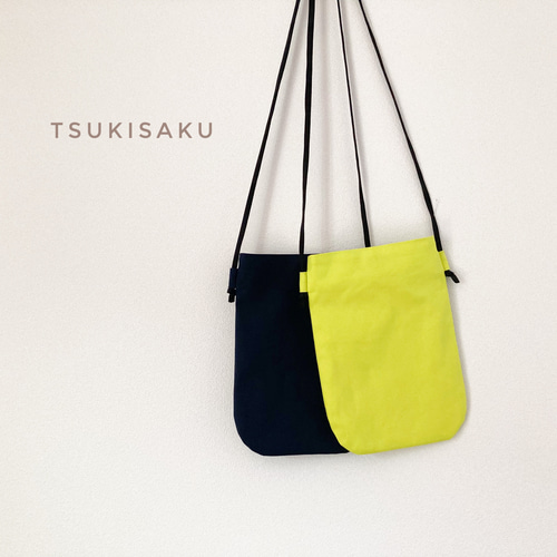 コーデが決まるシンプル縦型サコッシュ｜ビビットイエロー｜ネイビー