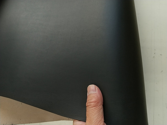 ロイスkip　牛革 ベジタブル　グリーン 厚さ1.4mm 101～105デシ程度 7枚目の画像