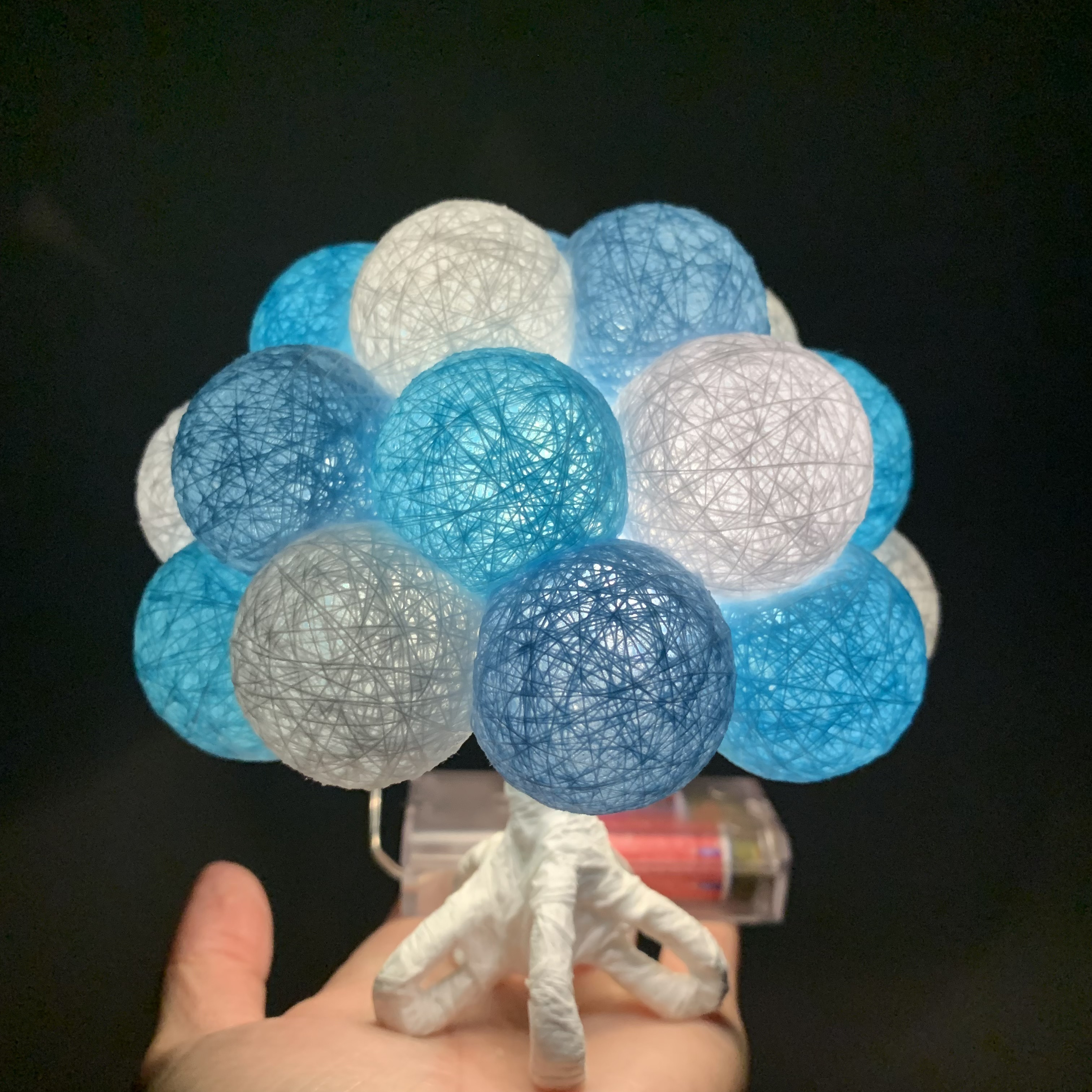 糸玉ランプ　みずいろで小さな木のランプ