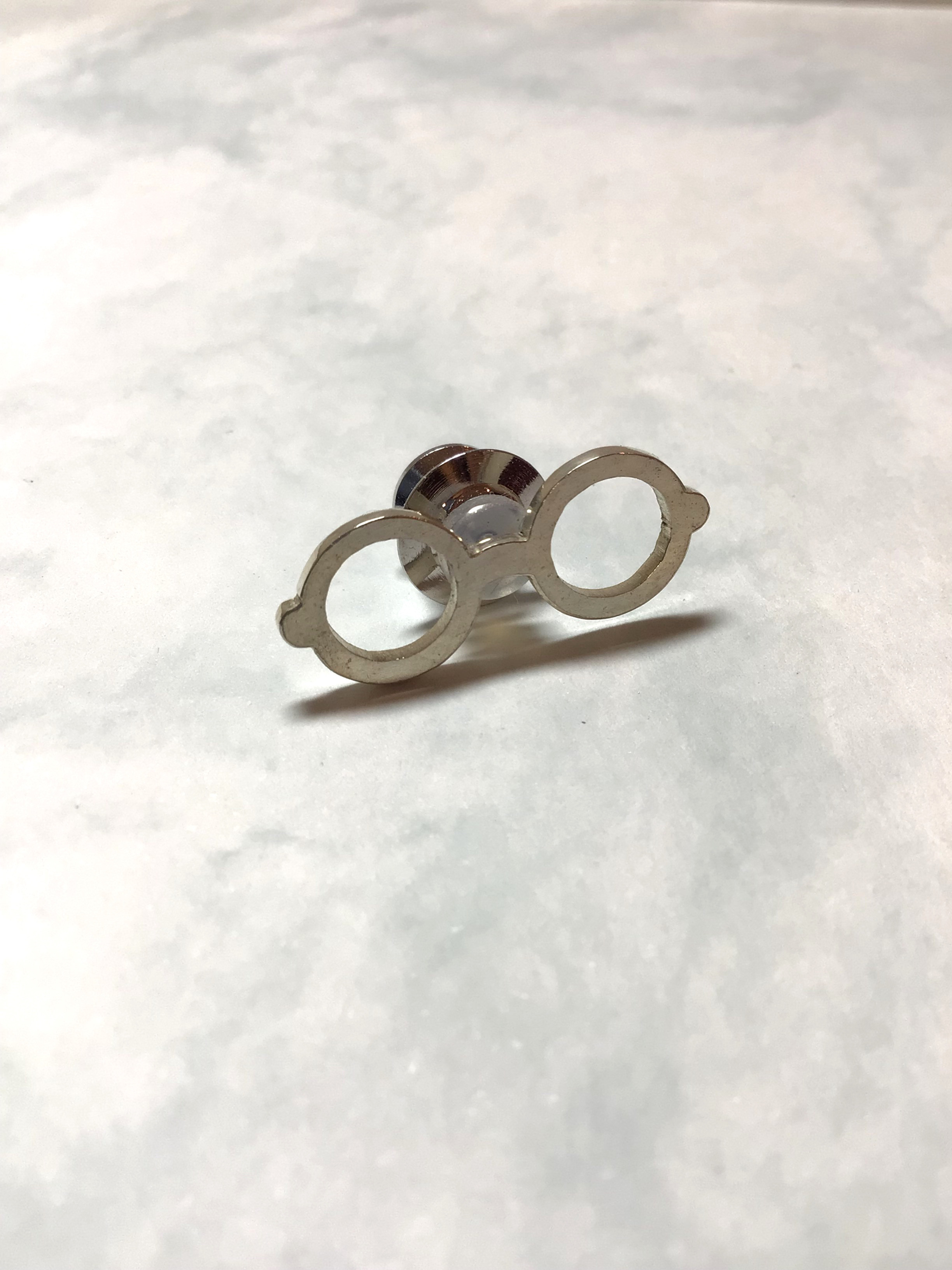 ピンバッジ　めがね(丸)