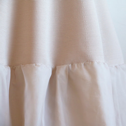 【售罄】歐根紗塔夫綢切換法式袖針織連衣裙【整衣】【米色】 第7張的照片