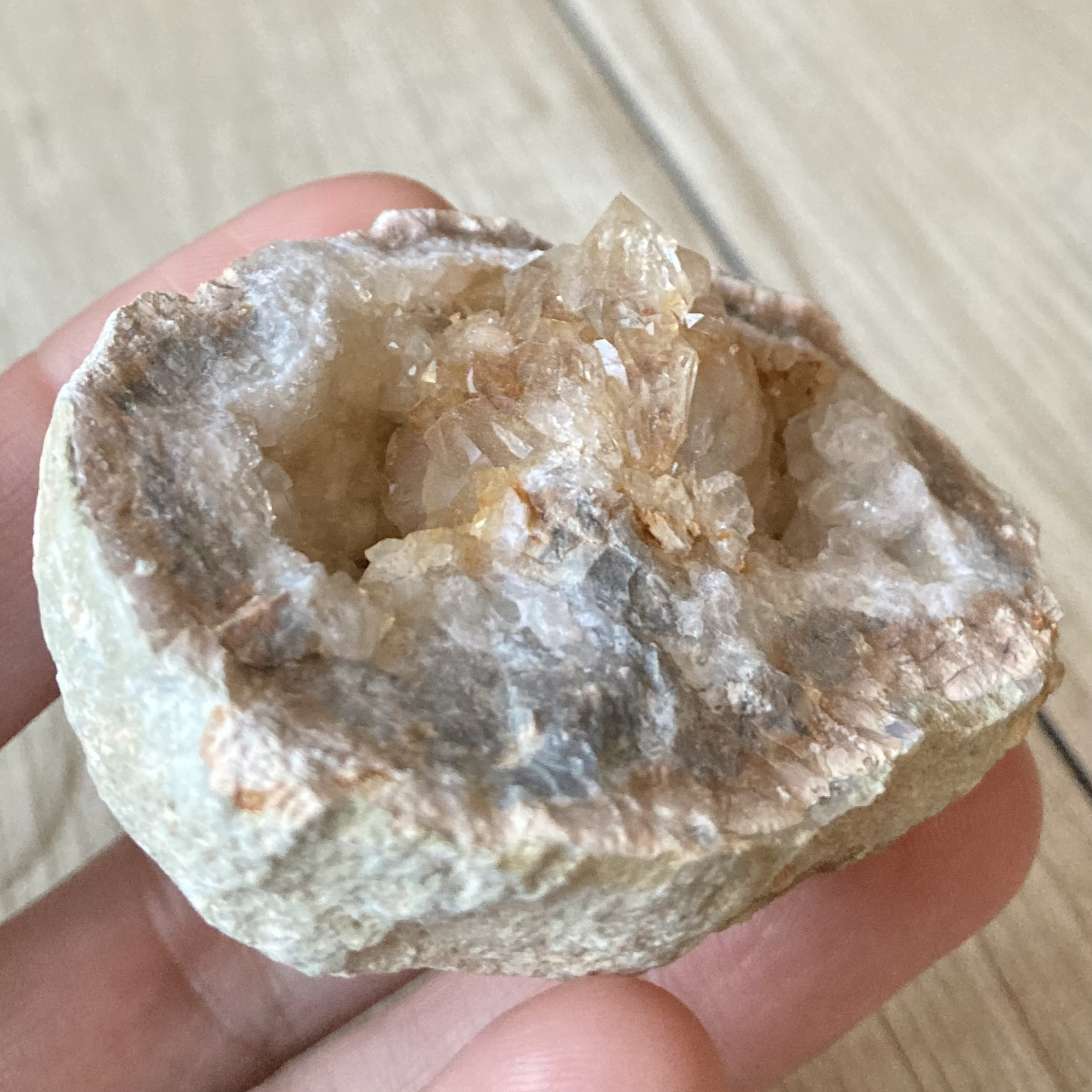 専用ページ巨大ジオード水晶ブレスレットの浄化に　台座付 巨大ジオード水晶B 4.8kg 水晶浄化 ブレスレットの浄化に 台座付