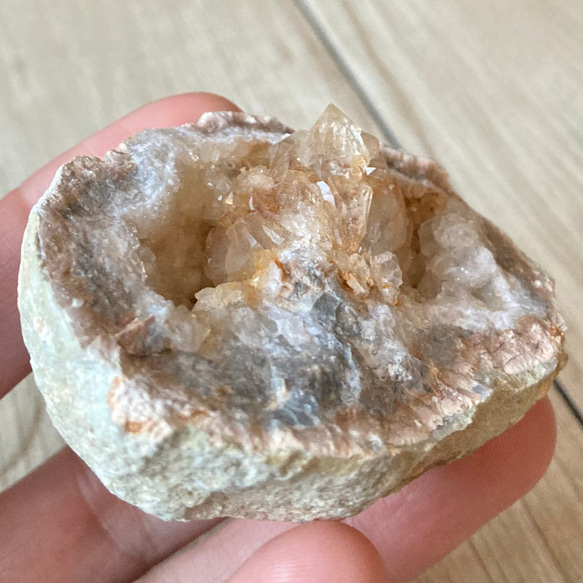 巨大ジオード水晶B 4.8kg 水晶浄化 ブレスレットの浄化に 台座付 販売終了