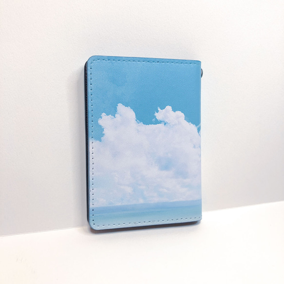 青空と海と飛行機雲の二つ折りパスケース・ストラップホール付き 5枚目の画像
