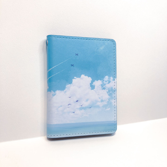 青空と海と飛行機雲の二つ折りパスケース・ストラップホール付き 4枚目の画像