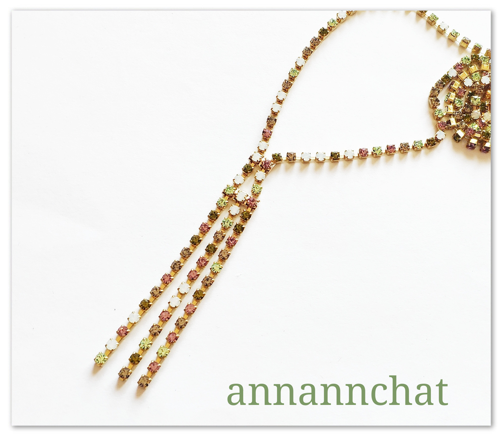 【チェコ製　ラインストーン　シルキーグラデーション(ライトグリーン・紫・白等）揺れる ロングネックレス】チェコ製