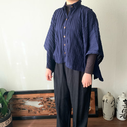 贅沢ピンタックと着物風袖なしで身巾がゆったりのポンチョ風前開きコットンブラウス　紺 6枚目の画像