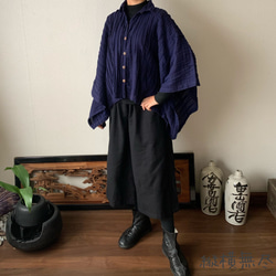 贅沢ピンタックと着物風袖なしで身巾がゆったりのポンチョ風前開きコットンブラウス　紺 3枚目の画像