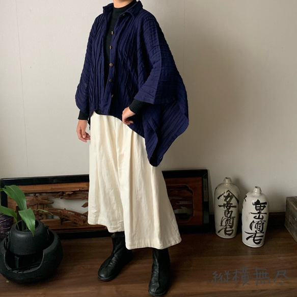 贅沢ピンタックと着物風袖なしで身巾がゆったりのポンチョ風前開きコットンブラウス　紺 1枚目の画像